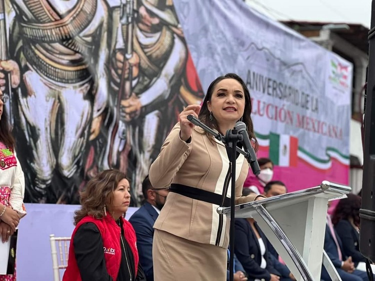 Alcaldesa Ivette Topete encabeza desfile de la Revolución Mexicana