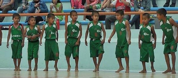 Critican al gobierno de AMLO niños basquetbolistas triqui descalzo - Radio  Expresión México