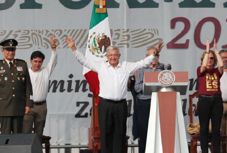 amlo-cresencio marcha-efe-696x471