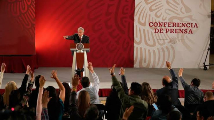 amlo señalando