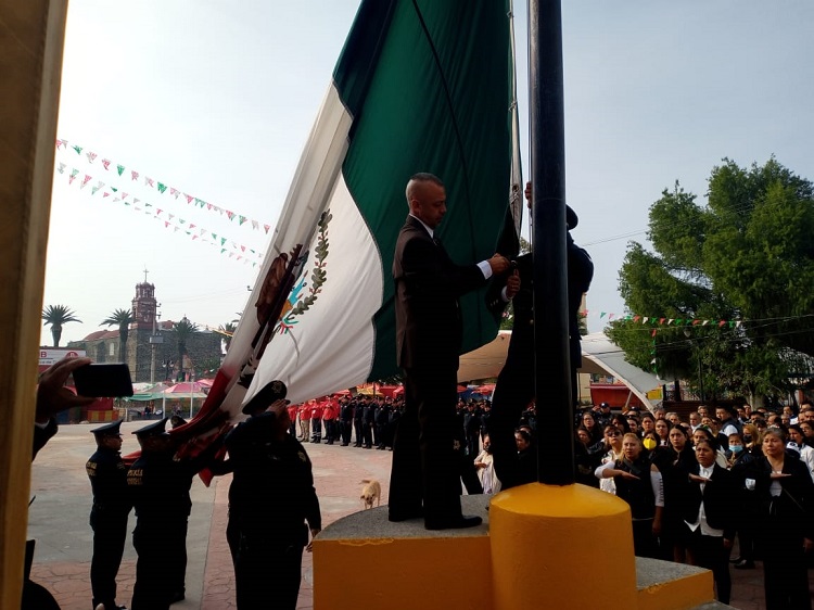 en izaqmiento de bandera