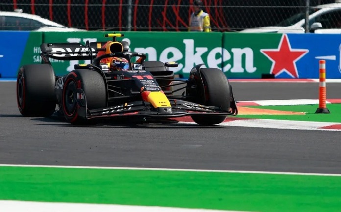 Checo en auto