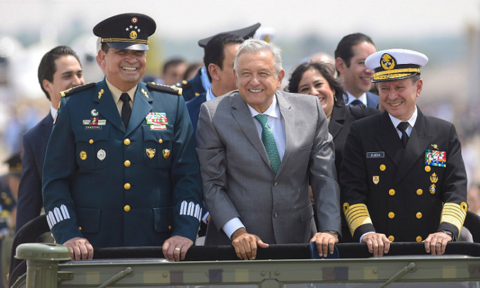 amlo y militares