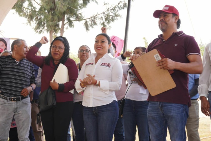 con-sus-primeros-8-compromisos-firmados-abigail-sanchez-aventaja-en-ayotzingo (2)