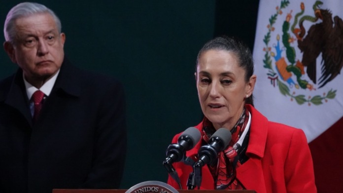 Andrés Manuel López Obrador y Claudia Sheinbaum, jefa de gobierno capitalina, durante la conferencia de prensa matutina.