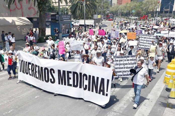 pacientes-y-familias-toman-las-calles-para-exigir-medicinas-af8332eb